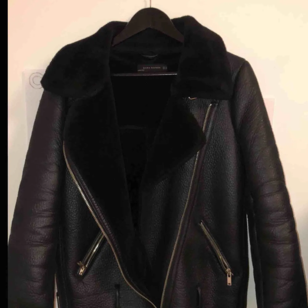 Zara jacka i storlek xs. Populära modellen aviator jacket. Knappt använd då den är i fel storlek för mig. Nypris:999. Jackor.