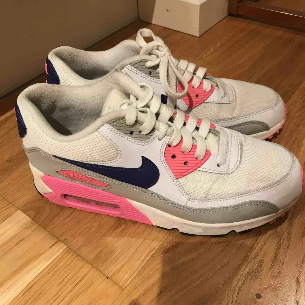 Nike Air Max, storlek 38, använda, men ändå rätt bra skick :). Skor.