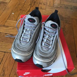  - Nike 97 silver bullet, använda men i helt ok skick Möts gärna upp i Stockholm annars betalar köpare för frakt🤠