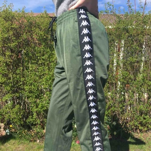  - Jätte häftiga byxor från Kappa! Mörkgröna i färgen och tunt material. Helt oanvända! Original pris 600/700kr. Kan mötas upp i Malmö, annars står köparen för frakt.