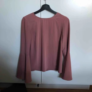  - En blus med trumpetärmar, 55kr i frakt 