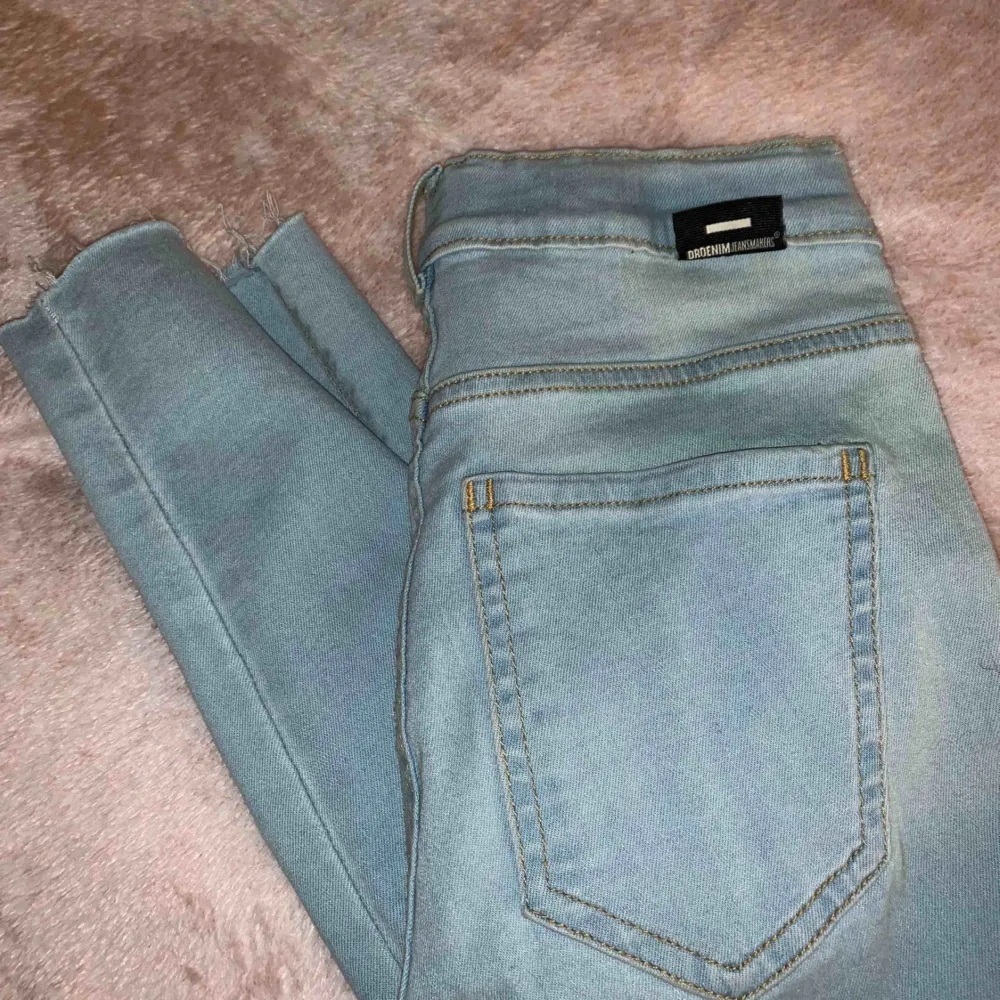 Använda men i fint skick, inga slitningar. Från Dr Denim, storlek S. Köparen står för den eventuella fraktkostnaden.. Jeans & Byxor.