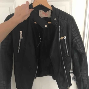  - En snygg skinnjacka från Chelsea i Göteborg. I bra skick och köparen står för frakten!:)