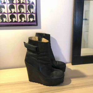  - Acne kängor helt oanvända svart läder. Kostade en förmögenhet. Stl 40 (som en 38 liten 39) Nu 800 SEK  