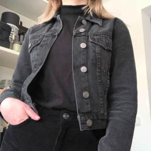  - Svart jeansjacka från Asos. Den är i petite storlek så passar perfekt på er som också är lite kortare 👌🏼 Skriv gärna vid övriga frågor! 💓