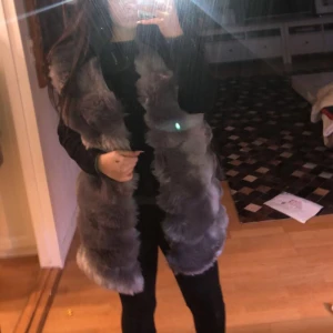  - Jättefin fakepäls väst,aldrig använd. 