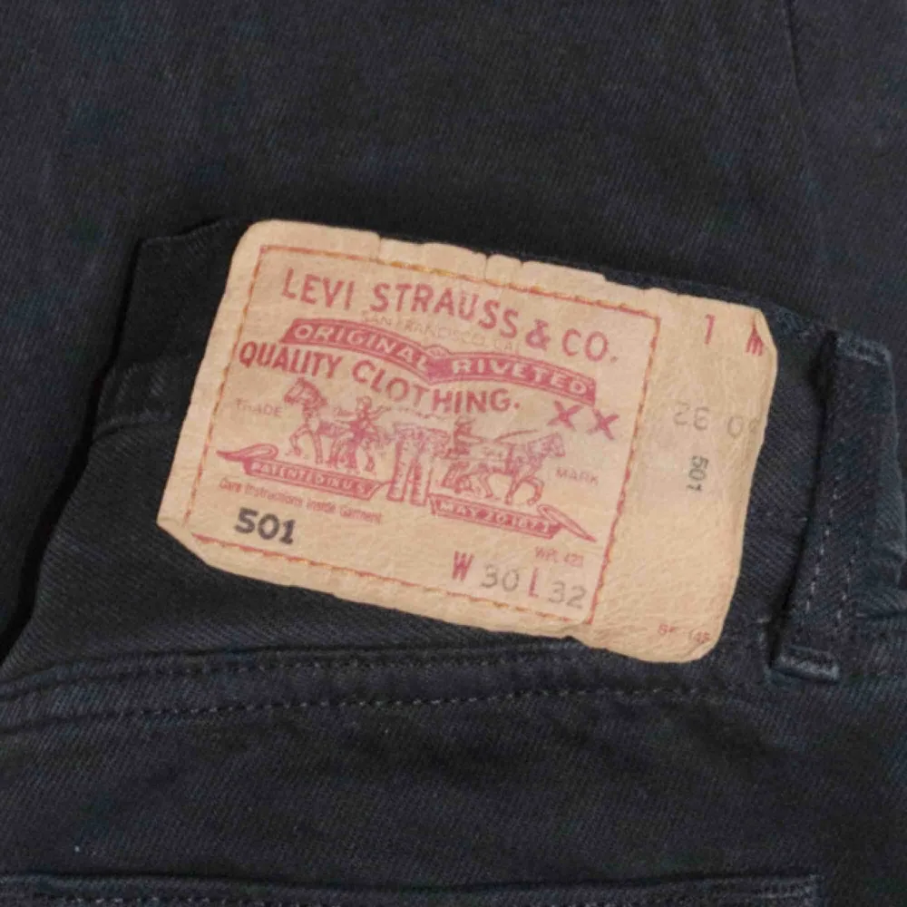 Säljer ett par avklippta svarta Levi’s 501!  Size: W30 L32 (passar W29 L28) Cond: 7/10 (faded). Jeans & Byxor.