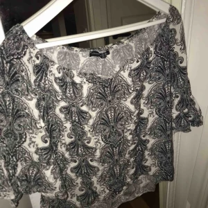  - Blus med snyggt mönster från primarks egna märke, men det är ändå riktigt bra kvalité! Är väldigt stretchig och därför passar den både s och m.