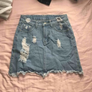  - Kjol säljes pga för liten, fint skick, köparen står för frakt