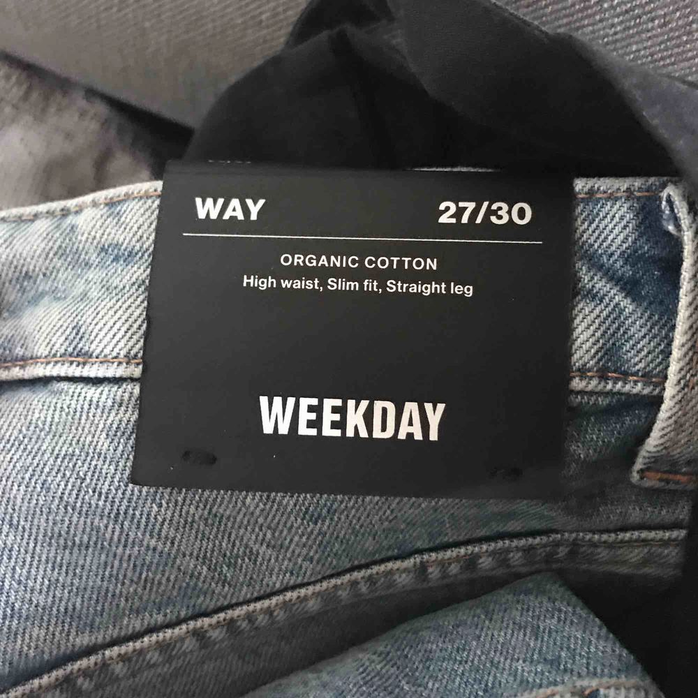 oanvända jeans från weekday nypris 500 kr , köparen står för frakten ☀️. Jeans & Byxor.