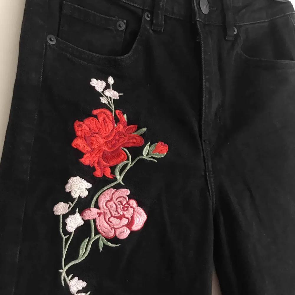 Svarta jeans ifrån H&M med blomdetaljer.  Frakt tillkommer!🌹. Jeans & Byxor.