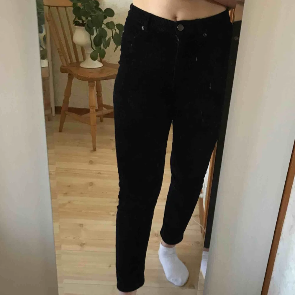 Svarta corduroy byxor från monki i storlek 36. Supersköna och de är i fint skick🌻. Jeans & Byxor.