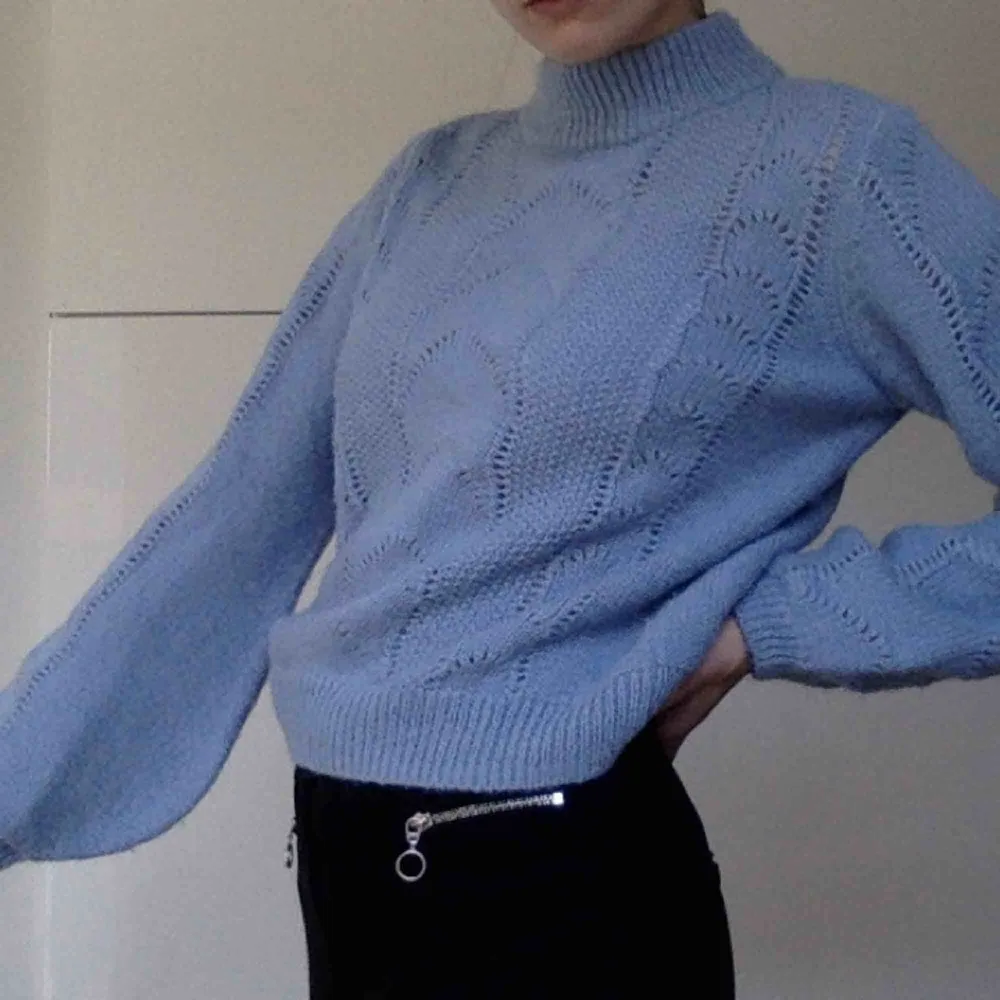 Megafin ljusblå (den är mer ljusblå irl) stickad tröja från HM! I mohair-mix! Kan mötas, har swish! . Tröjor & Koftor.