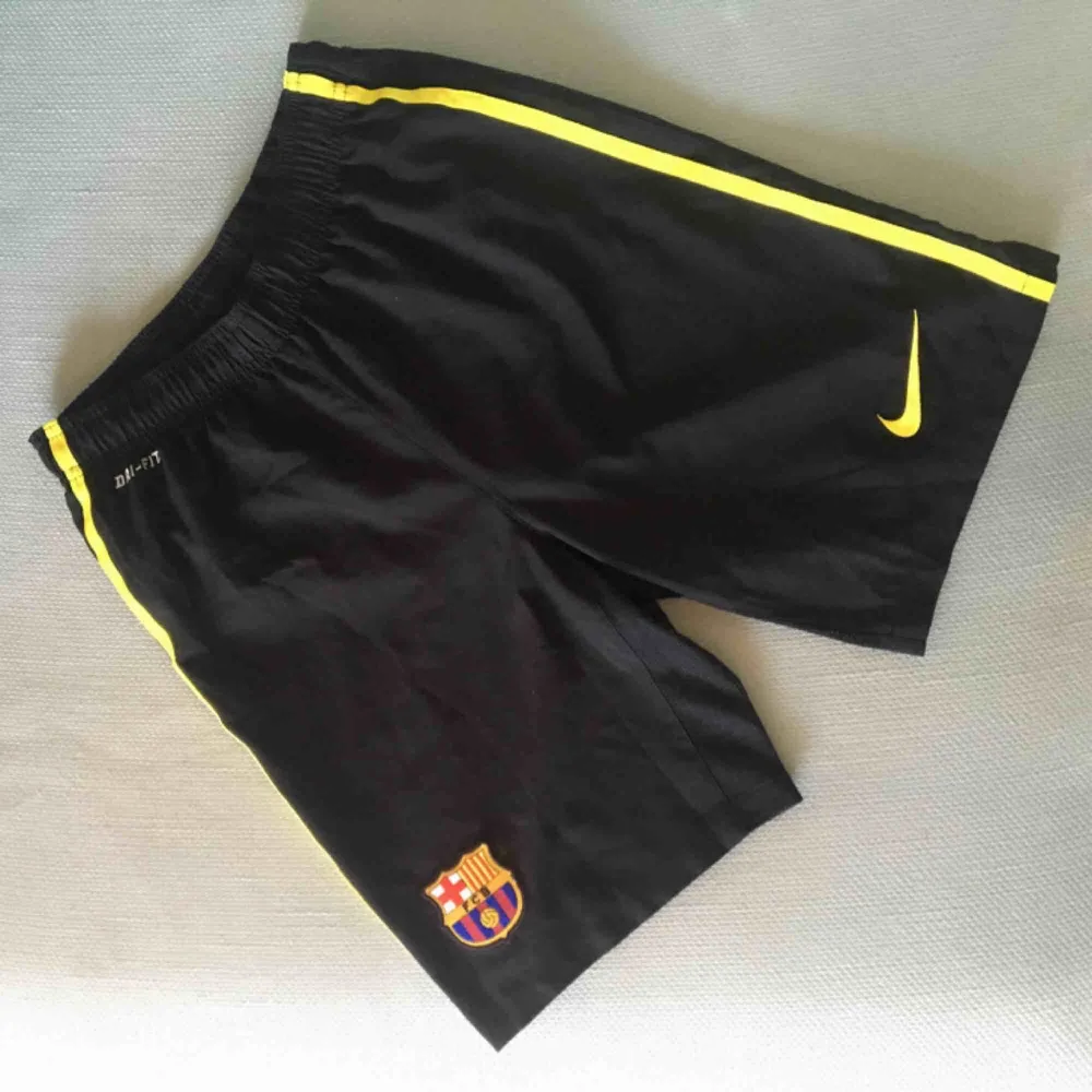 FC Barcelona matchshorts.  Storlek small, men små i storleken så passade inte riktigt mig. Använda endast ett par ggr. . Shorts.