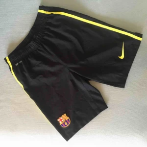  - FC Barcelona matchshorts.  Storlek small, men små i storleken så passade inte riktigt mig. Använda endast ett par ggr. 