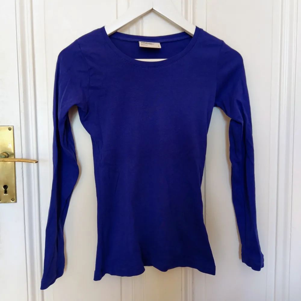 Blå långärmad tröja i 100% ekologisk bomull från Gina Tricot. Supermjuk och skön!. Toppar.