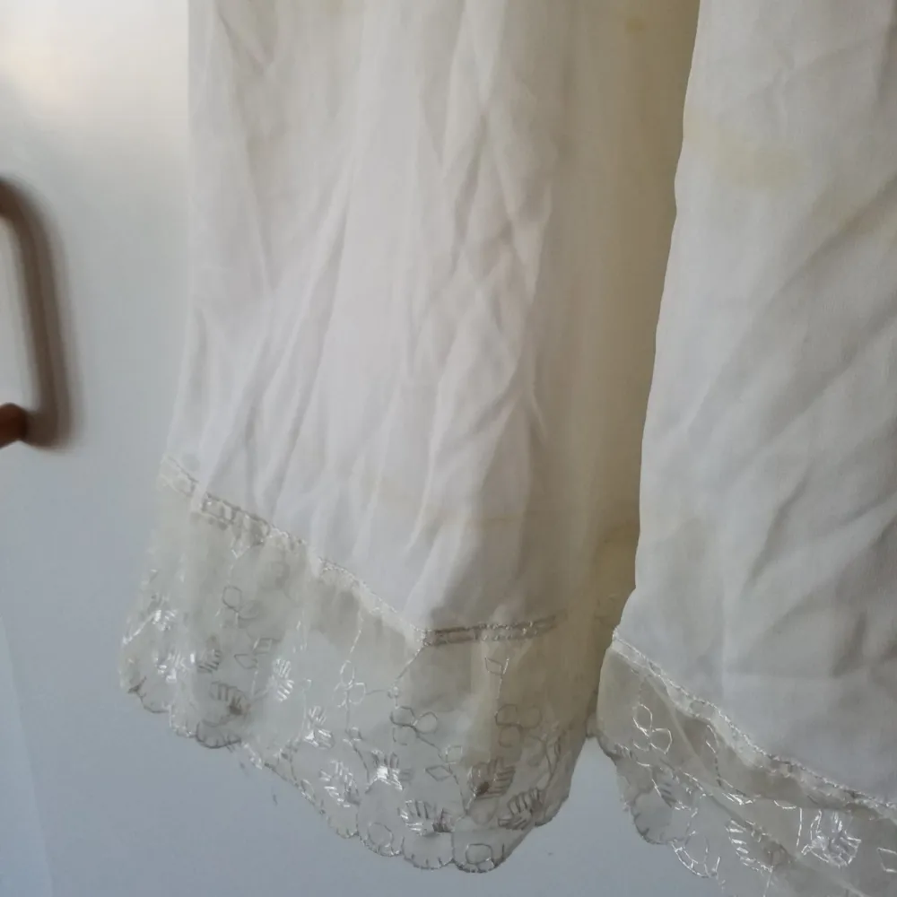 Jättefint vintagenattlinne/klänning, har någon fläck i nederkant som syns på bild men går säkert att tvätta bort . Klänningar.