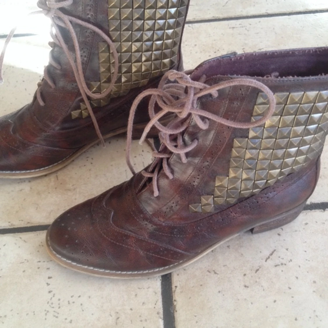 Nästan aldrig använda bruna boots med bronsfärgade nitar från Tiamo. - 1398322410