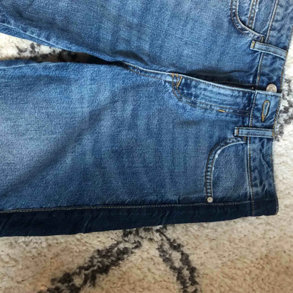 Jättesnygga jeans från Mango i strl 32 men passar xxs-s, nytt skick! Köparen står för frakt 💓. Jeans & Byxor.