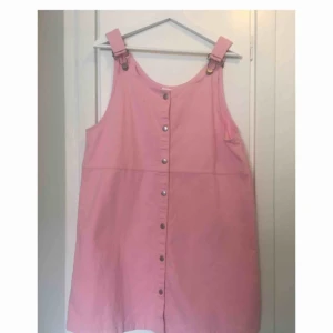  - Ny, fin hängselklänning från Monki. Aldrig använd. Storlek: M 