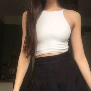  - enkel topp med fin snörning på ryggen, klippt bort lappen så vet ej affär eller storlek men gissar på xs.