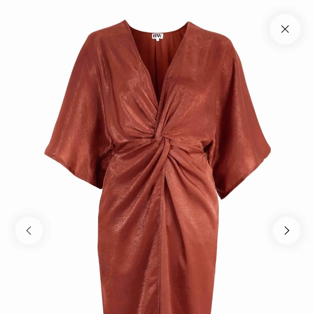 Helt NY kimono-klänning från bubbelroom i fin roströd nyans. Det finns ett resår i midjan vilket gör att klänningen anpassar sig fint efter din kroppsform.  Perfekt till festliga tillfällen och skön att ha på sig i sommar! . Klänningar.