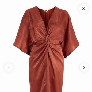 Helt NY kimono-klänning från bubbelroom i fin roströd nyans. Det finns ett resår i midjan vilket gör att klänningen anpassar sig fint efter din kroppsform.  Perfekt till festliga tillfällen och skön att ha på sig i sommar! 