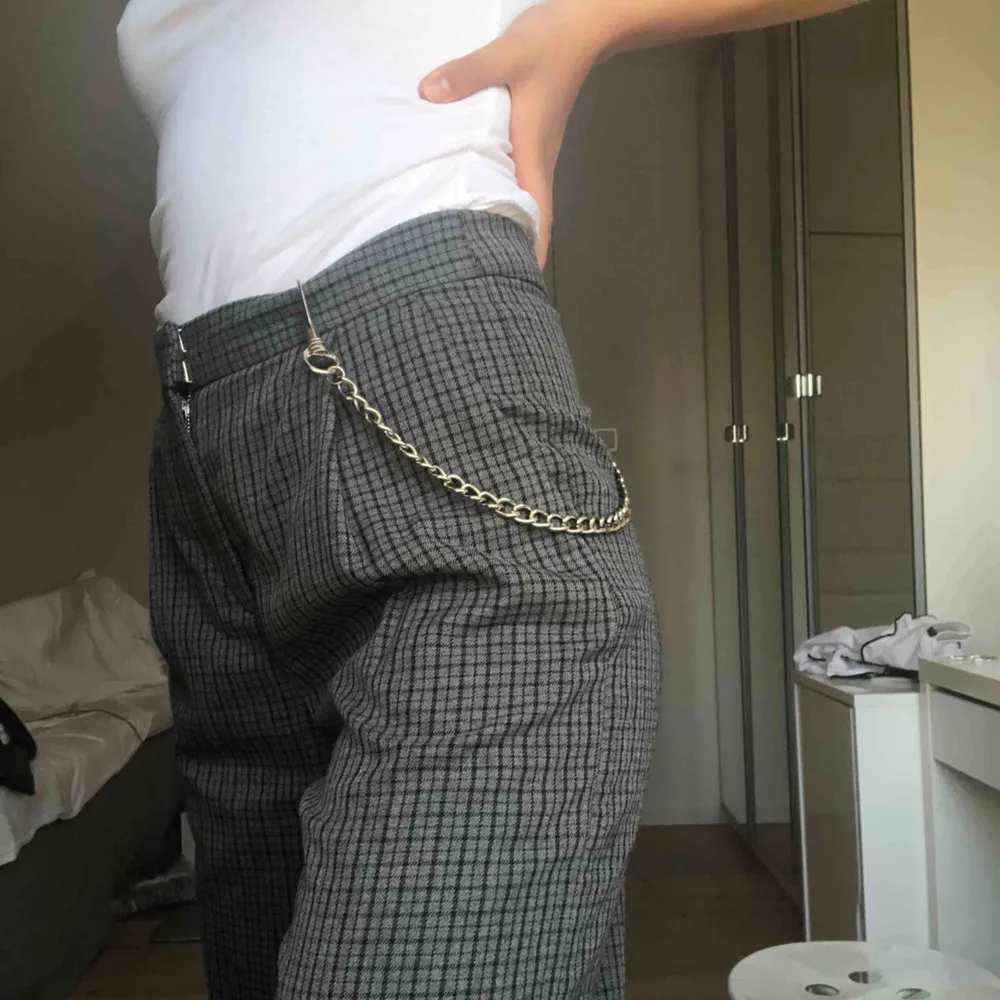 Fina gråa rutiga byxor från Monki. Använda fåtal gånger. Möts upp i Stockholm eller köparen står för frakt . Jeans & Byxor.