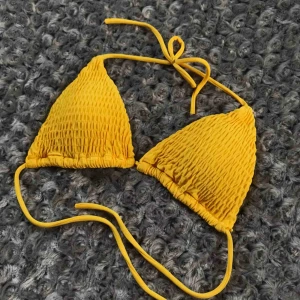  - Oanvänd bikiniöverdel med uttagbara kupor.