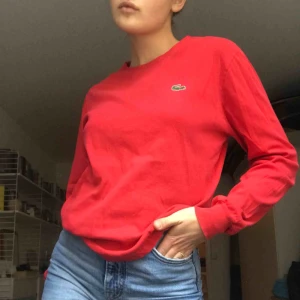  - Så fin långärmad tröja från Lacoste. Älskar materialet då den påminner om en collegetröja i tunnare material. I bra skick (Retro) 