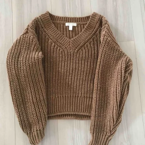  - Stickad tröja från H&M som aldrig är använd förutom när den provades i provrummet. Priset kan diskuteras så hör gärna av dig vid intresse.