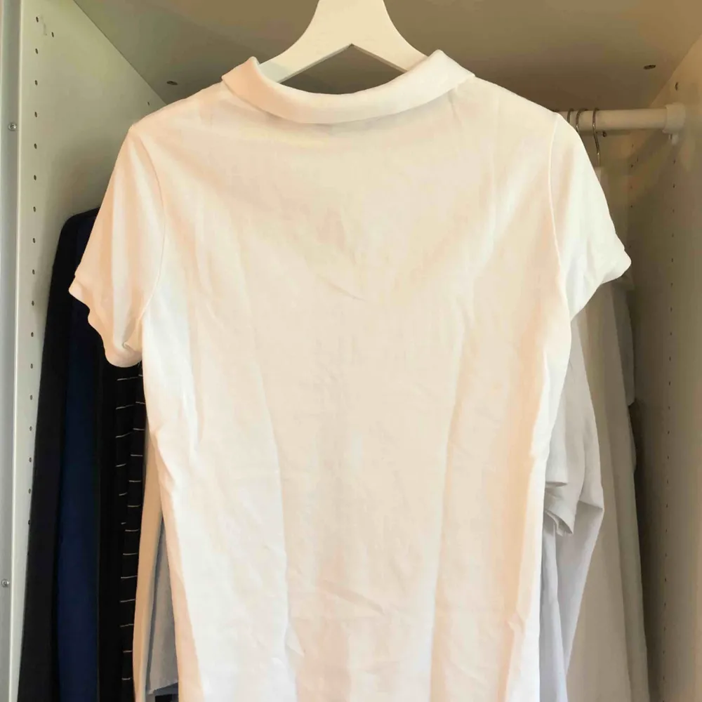Säljer min vita Gant Piké, köpte den för 800kr på NK i GBG, har använt den max 3 gånger och är inte min stil längre, köparen står för frakten ⭐️. Skjortor.