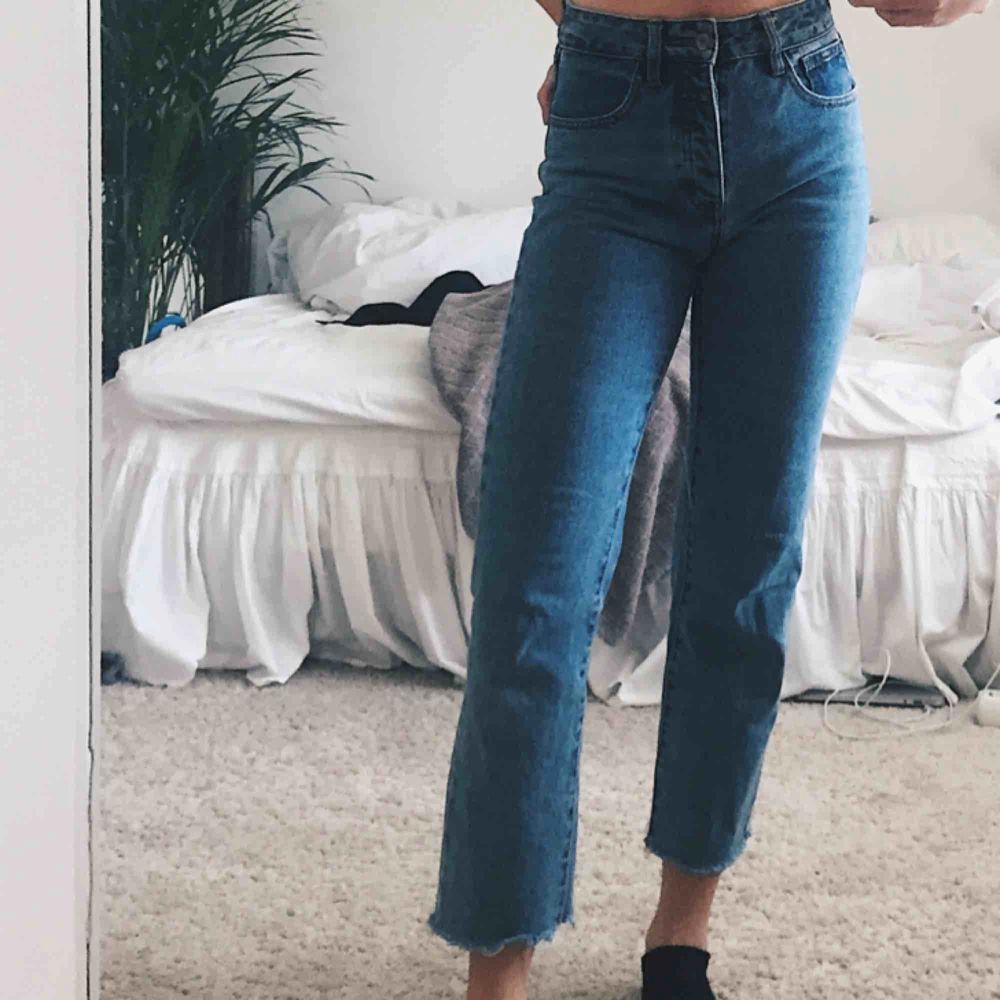 Ursnygga mom jeans från Brandy Melville. Bra skick men kommer tyvärr inte till användning.. Strl XS, passar 26”/27”, längden på benen är perfekt till mig som är 1,63. Hör av er för mer exakta mått! Säljer för 100kr + ev. frakt☺️. Jeans & Byxor.