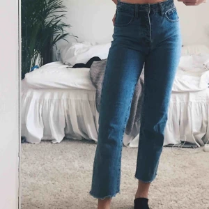  - Ursnygga mom jeans från Brandy Melville. Bra skick men kommer tyvärr inte till användning.. Strl XS, passar 26”/27”, längden på benen är perfekt till mig som är 1,63. Hör av er för mer exakta mått! Säljer för 100kr + ev. frakt☺️