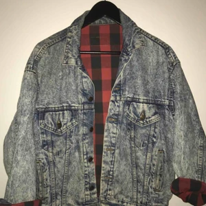  - Vintage Levi’s jeansjacka. Stentvättad, bra skick. Oversizemodell, ca strl M. Passar både till kvinna och man i  strl S-L beroende på hur man vill att den ska sitta. Kan fraktas eller hämtas i Göteborg💫