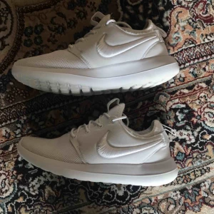  - Nike Roshe Run. Ordinarie pris, 1000kr  Skorna är använda fåtal gånger.   Frakt ingår i priset.