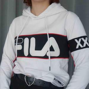 🎾Fila hoodie från XXXY collection, har en dov/gulvit fläck över bröstet men annars felfri!🎾