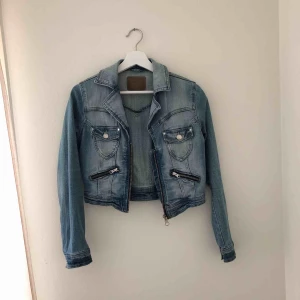  - Jeansjacka från Gina Tricot i kort modell. Köparen står för frakten. Kan alternativt mötas upp vid tunnelbanestationen Stadion. 