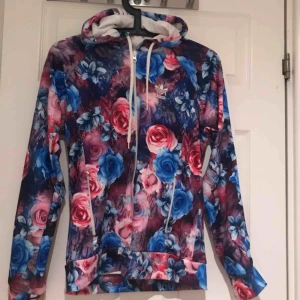  - Ett jätte snyggt och skönt Adidas set i storlek L men är köpt utomlands så därför skulle jag säga att den passar någon i storleken S/M, jag har de och den sitter bra på mig. Den är i bra skick! Möts upp i Uppsala eller så står köparen för frakten:)