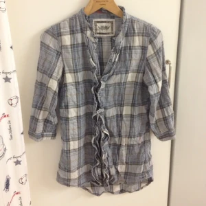 Riktigt skön skjorta med volang framtill! - Riktigt skön skjorta med volang framtill!