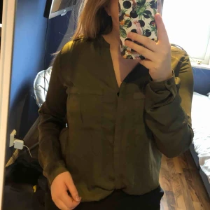  - Millitärgrön skjorta