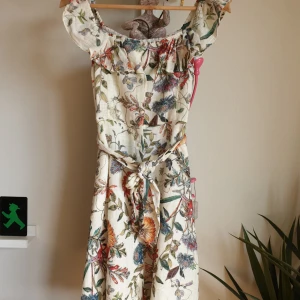  - Otroligt söt sommar klänning i stl small av märket Zara. 