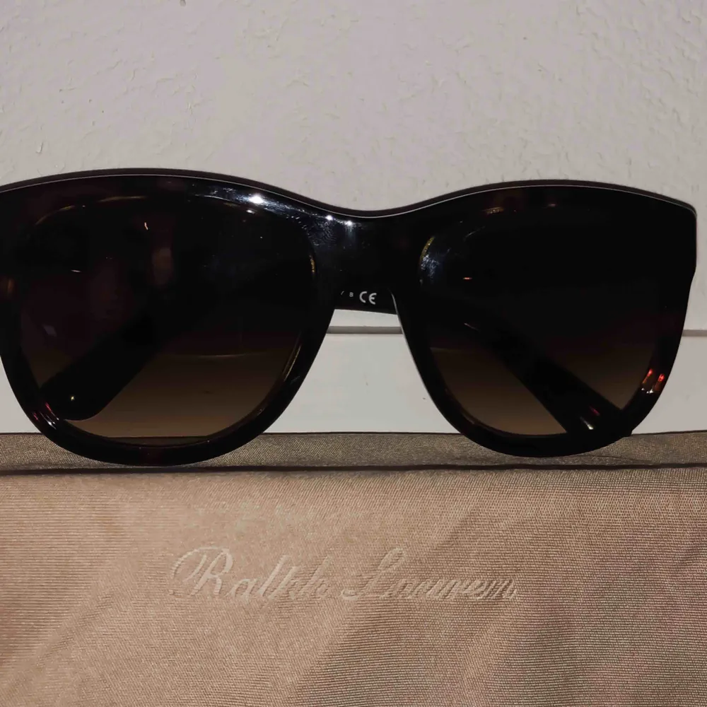 Solglasögon från Ralph Lauren ”The Ricky”. Original fodral samt putsduk medföljer. Fint skick! Köpare betalar frakt 🕶. Accessoarer.