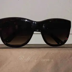 Solglasögon från Ralph Lauren ”The Ricky”. Original fodral samt putsduk medföljer. Fint skick! Köpare betalar frakt 🕶