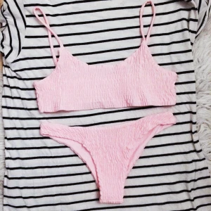  - SÅLD, inväntar betalning ❤  Superfin ljusrosa tanga bikini från NA-KD, aldrig använd. Kan fraktas för 9 kr ❤