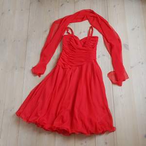 Röd balklänning. Draperat liv och vid kjol. 