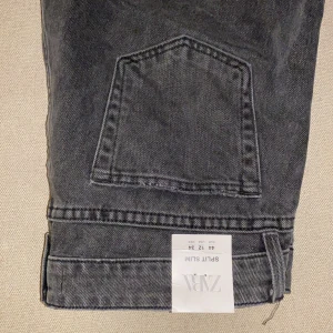 Jeans från ZARA - Populära jeans från Zara med slits vid fötterna. Helt nya med lappen kvar! Storlek 44 men små i storleken så passar mer en 40/42. Säljes pga för korta för mig. 🤍 Köparen står för frakten! Innerbenslängd: 82 cm 🤍