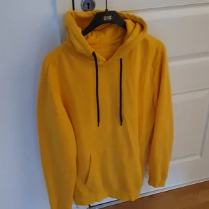 Puma-tröja - Gul hoodie, strl. L. Knappt använd. 120kr. 