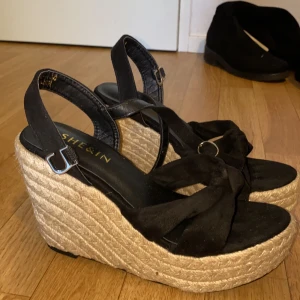 Kill klack - Svarta kilklackar aldrig använda bara testade strl 38 står det men skulle säga 36.5/37 då dem är väldigt små. 100kr eller högsta bud