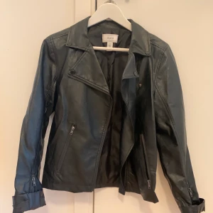 Skinnjacka. Strl M.  - Aldrig använd. Helst avhämtning i Karlstad. 